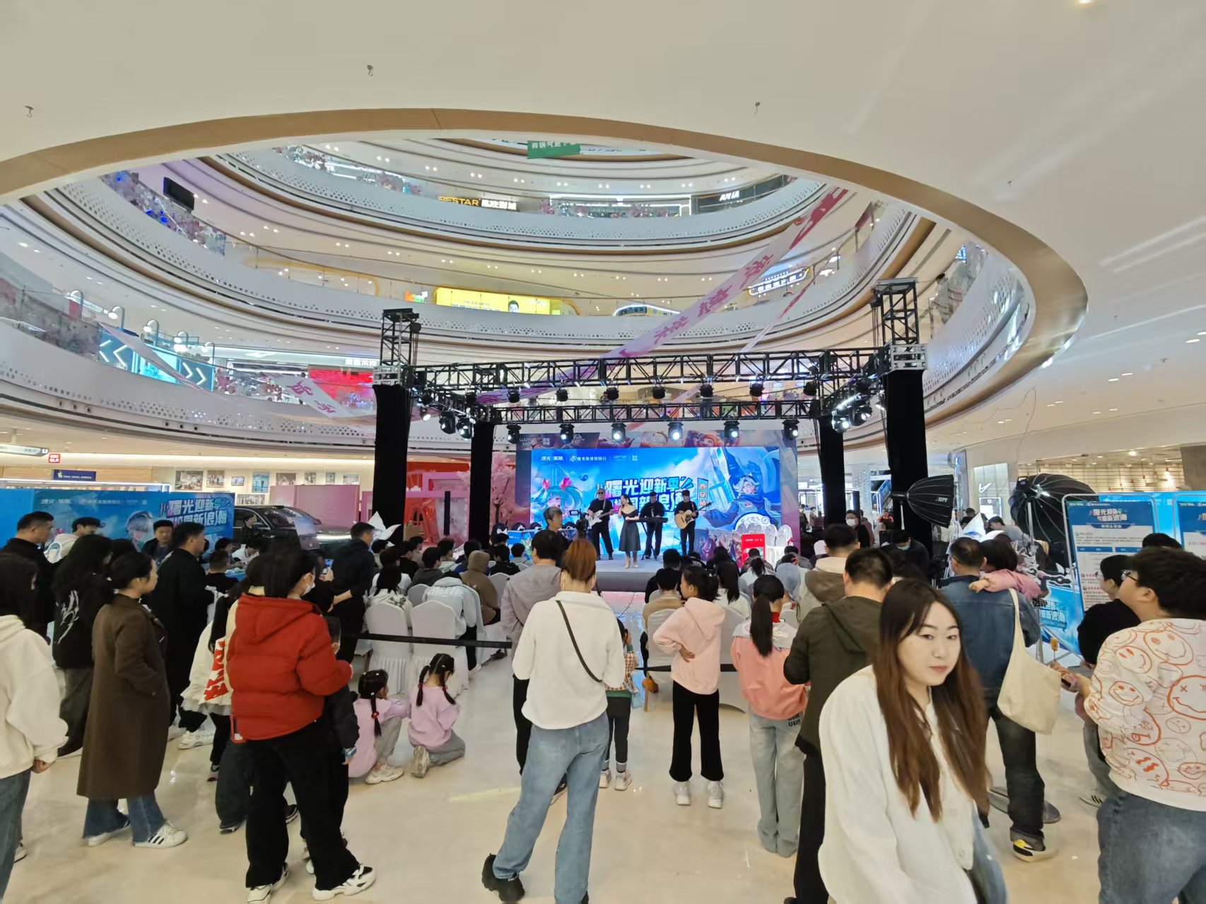 曙光迎新季 校园新良潮 · 商场中央舞台